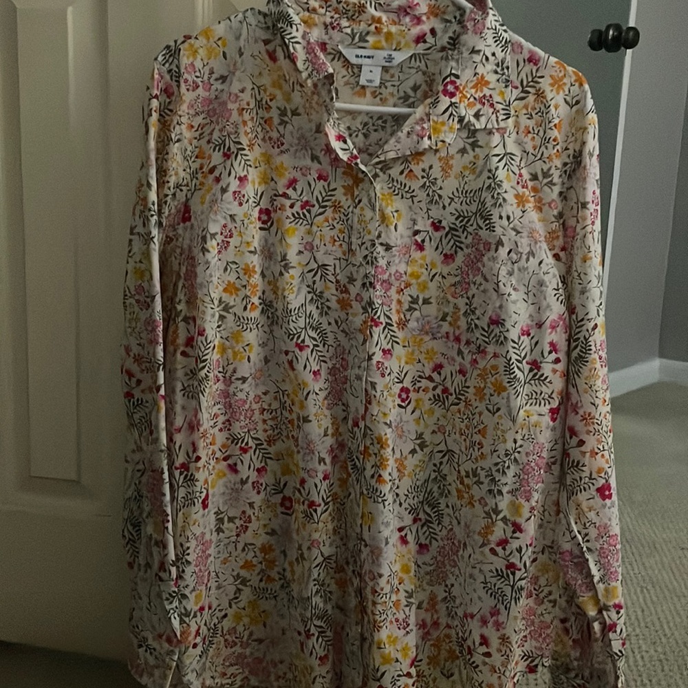 Old Navy floral long sleeved shirt.  Gently worn only twice. Size XL.